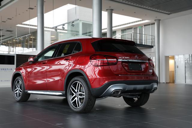 红色大奔还不错吧看上很有喜庆感