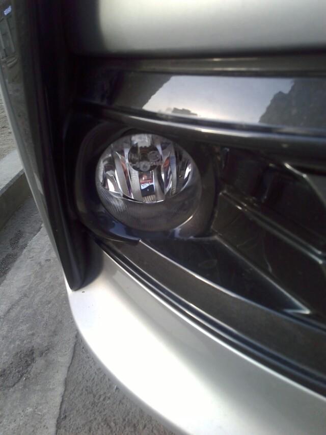 这是卡罗拉的雾灯 在视线不好的时候我们一般都会打开雾灯_懂车帝