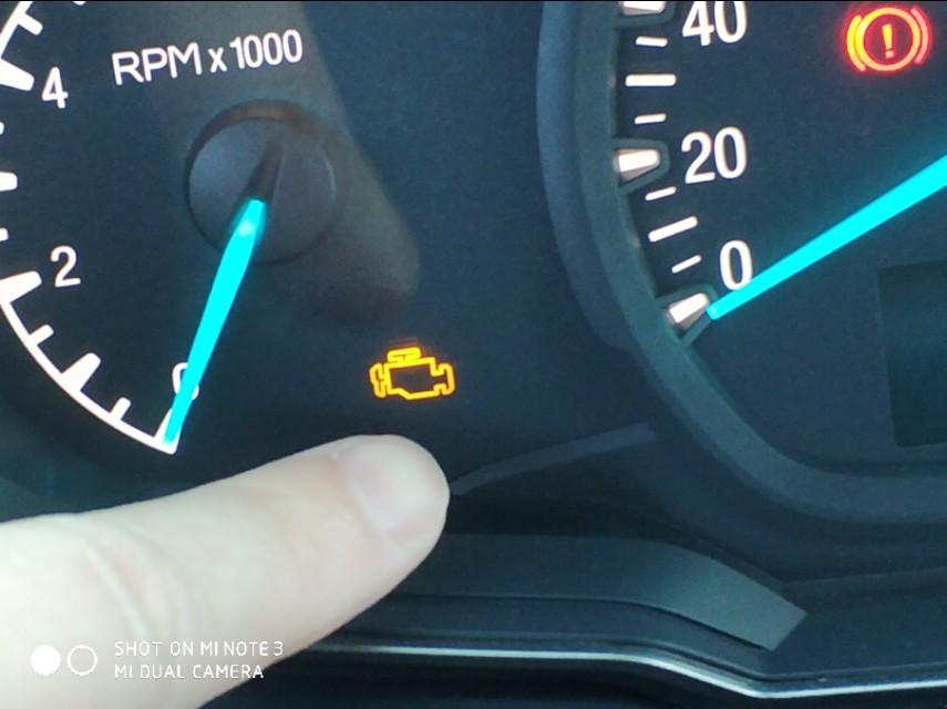 在福睿斯转速表的下方有这样一个橘黄色的指示灯,这是发动机故障