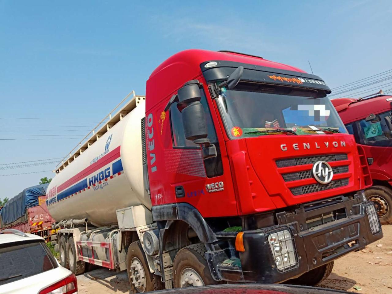 15年7月的红岩杰狮前四后八水泥罐车390马力全车原装原版驾驶楼一个磕