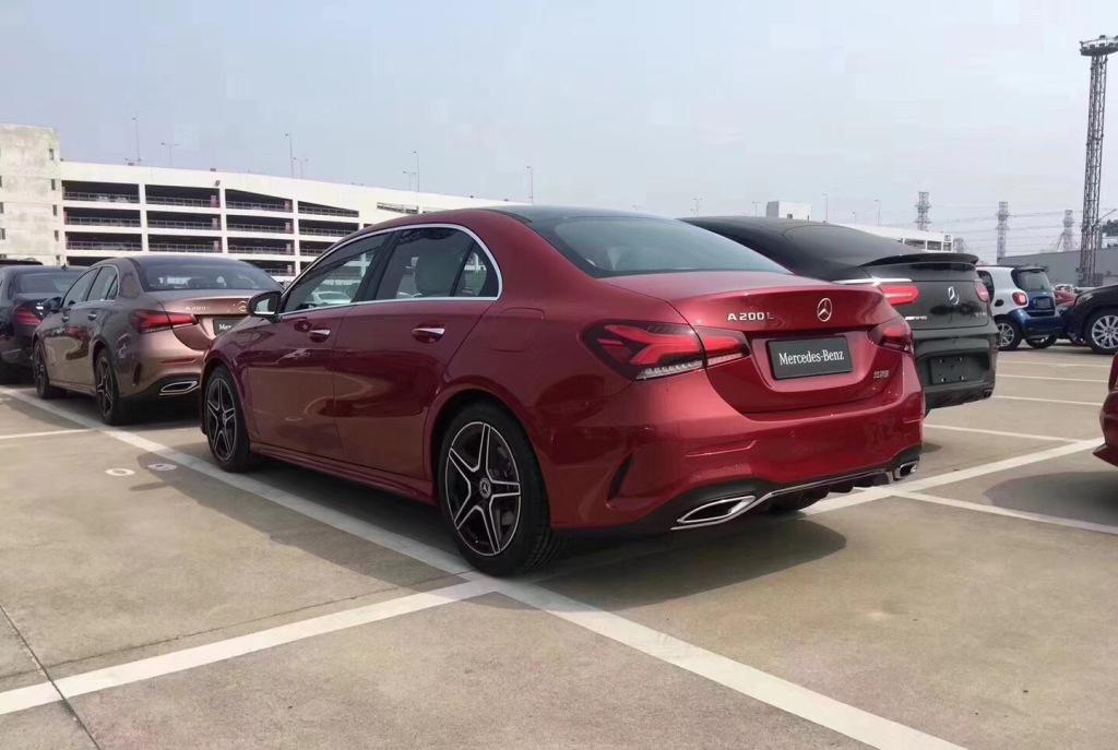 奔驰全新a级里外看着比三厢1系富态多了