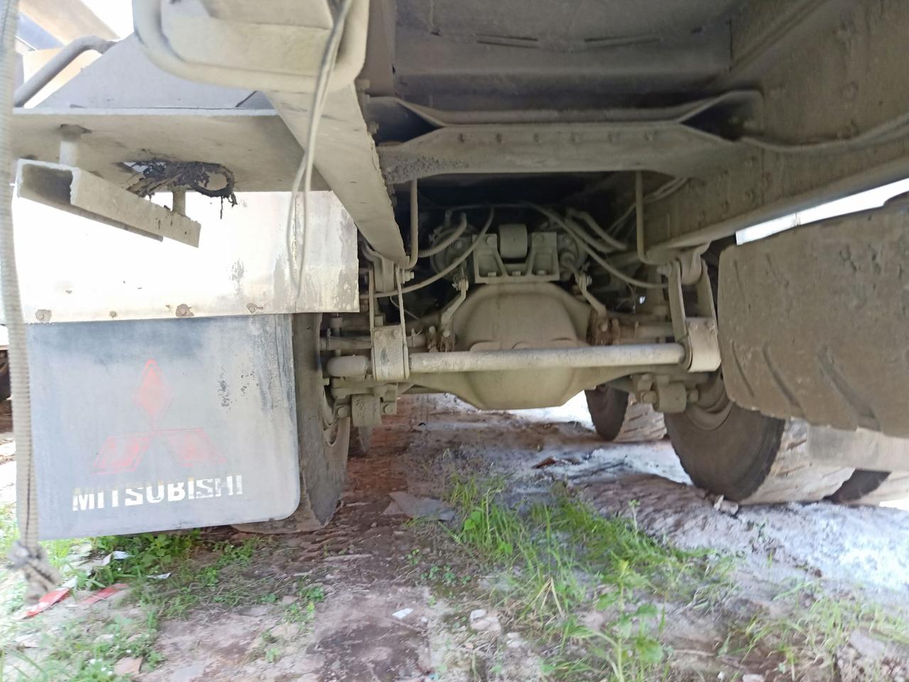 15年7月的红岩杰狮前四后八水泥罐车390马力全车原装原版驾驶楼一个磕