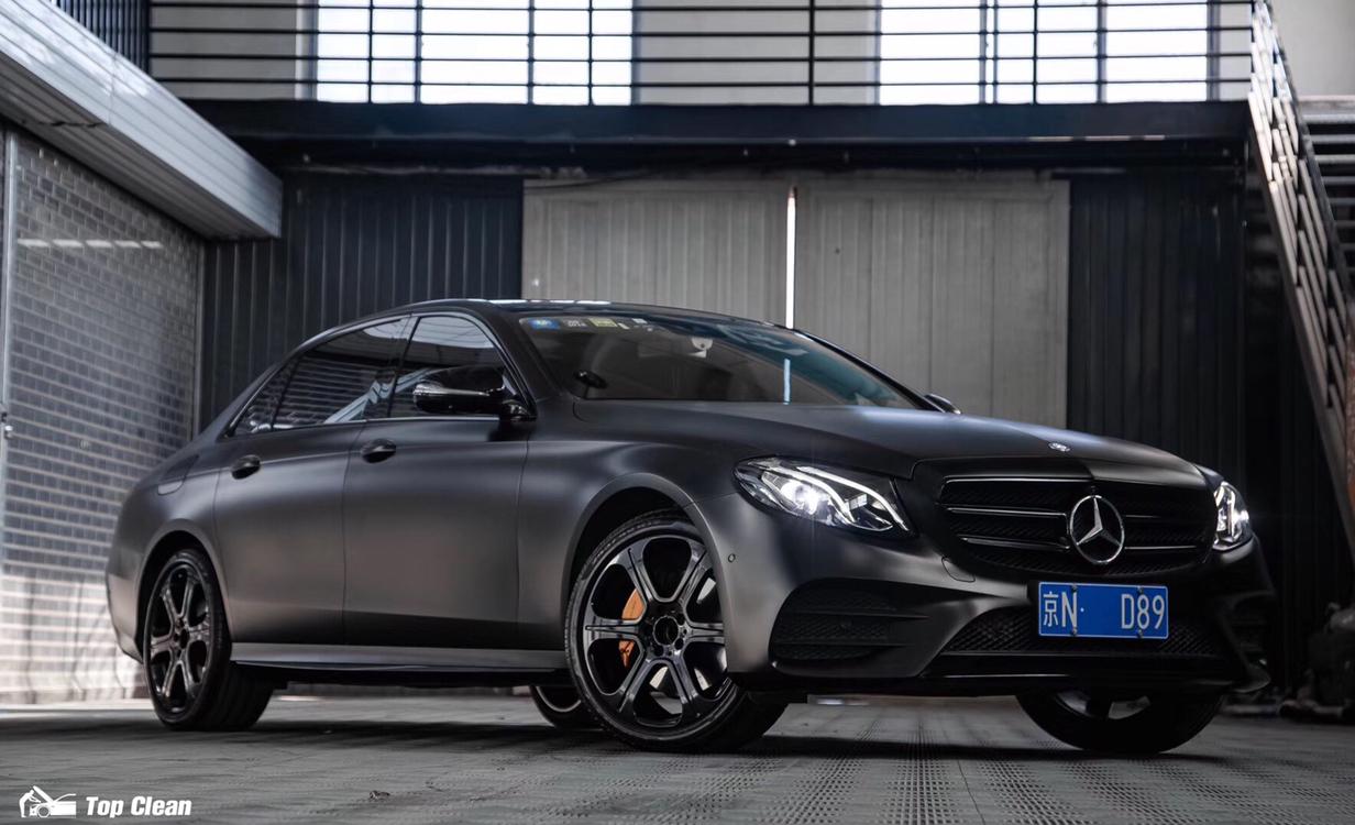 奔驰e 卡钳改色c63s款的金色 轮毂钢琴黑烤漆 车身镀铬条