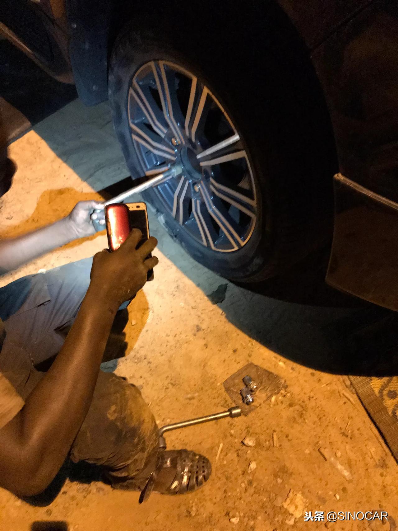 去北方途中深更半夜胎爆了轮毂也碎了车正好停在一家路边修车摊前