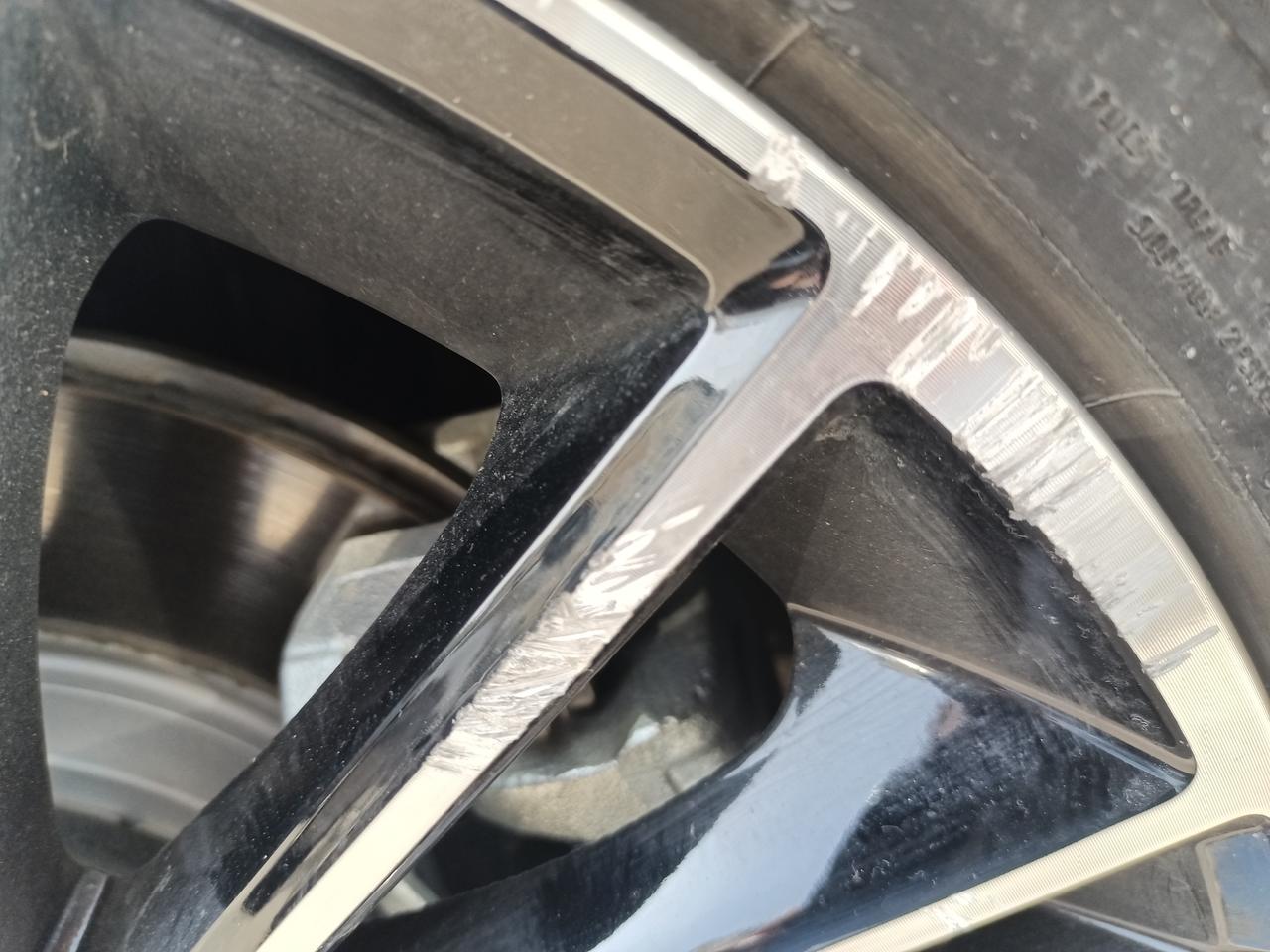 三个轮毂刮花无语