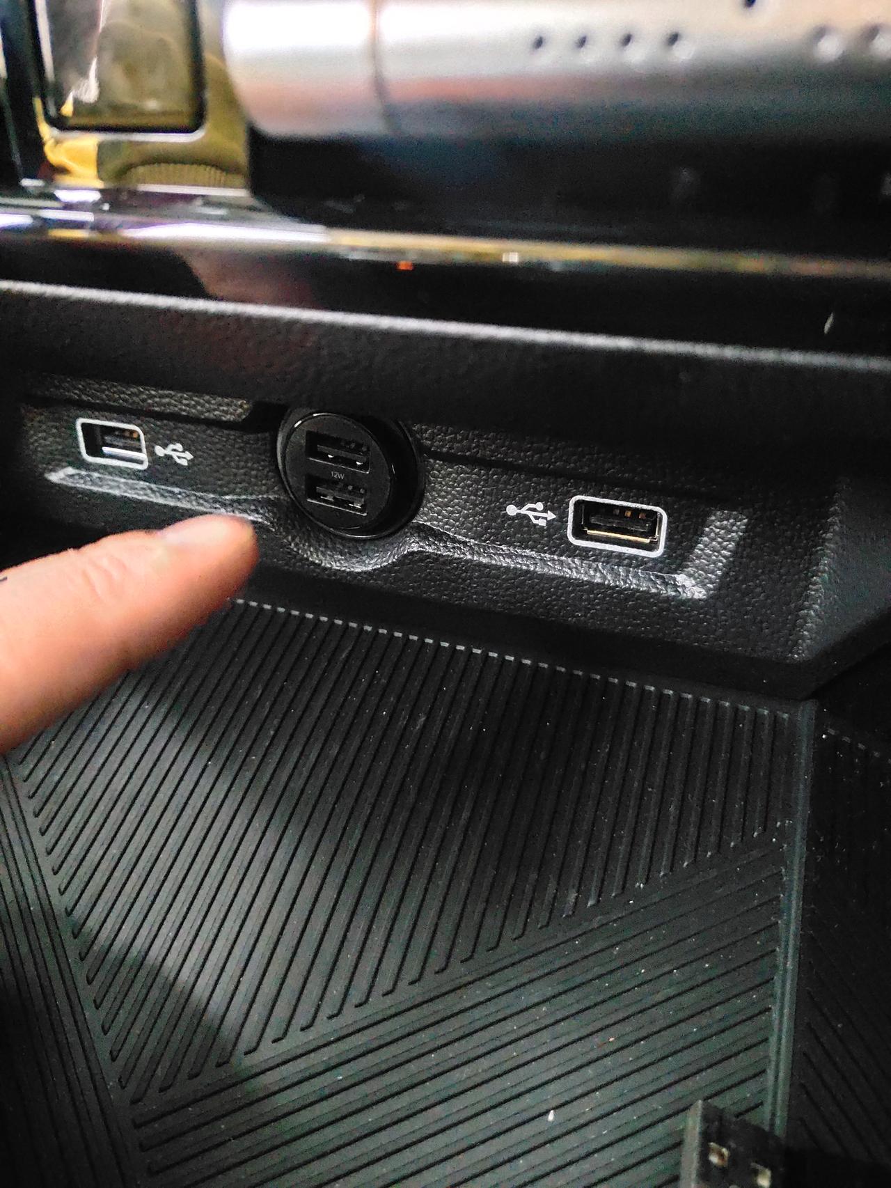 i5有点烟器插口吗?我的怎么没有啊_荣威i5车友圈_懂车帝