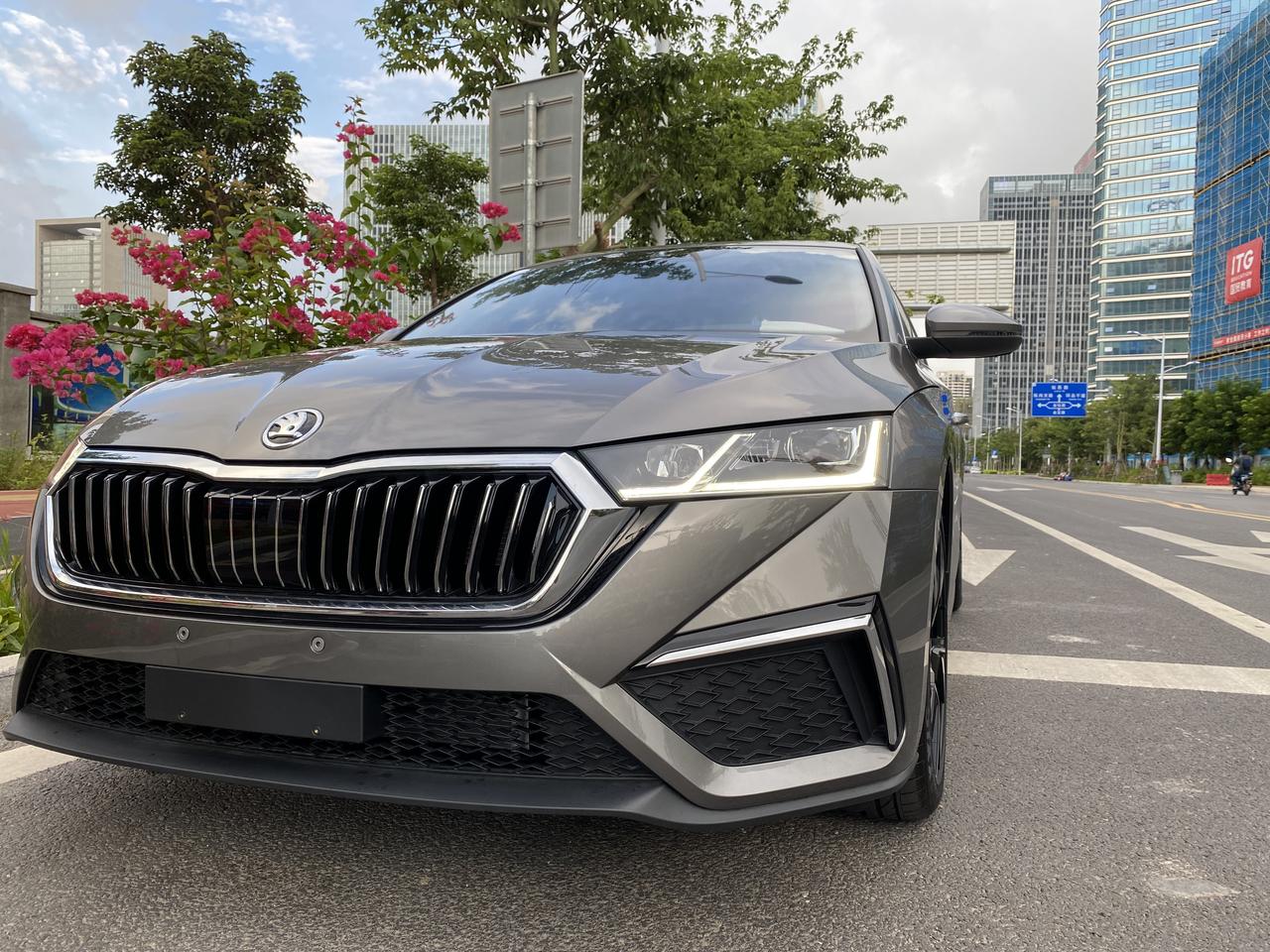 灰灰的天和小灰灰天气灰灰的,跟量子灰的明锐pro色调相呼应