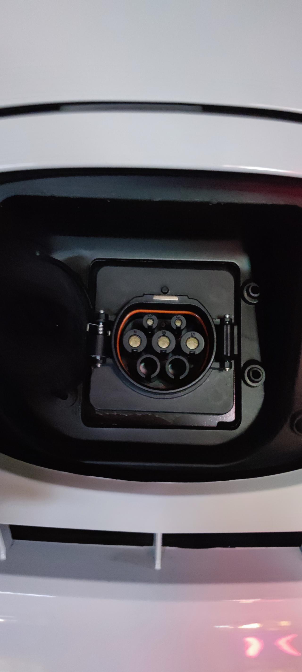 这个小车他充电是7个小孔,外面的充电桩都是9个小孔 那么外面