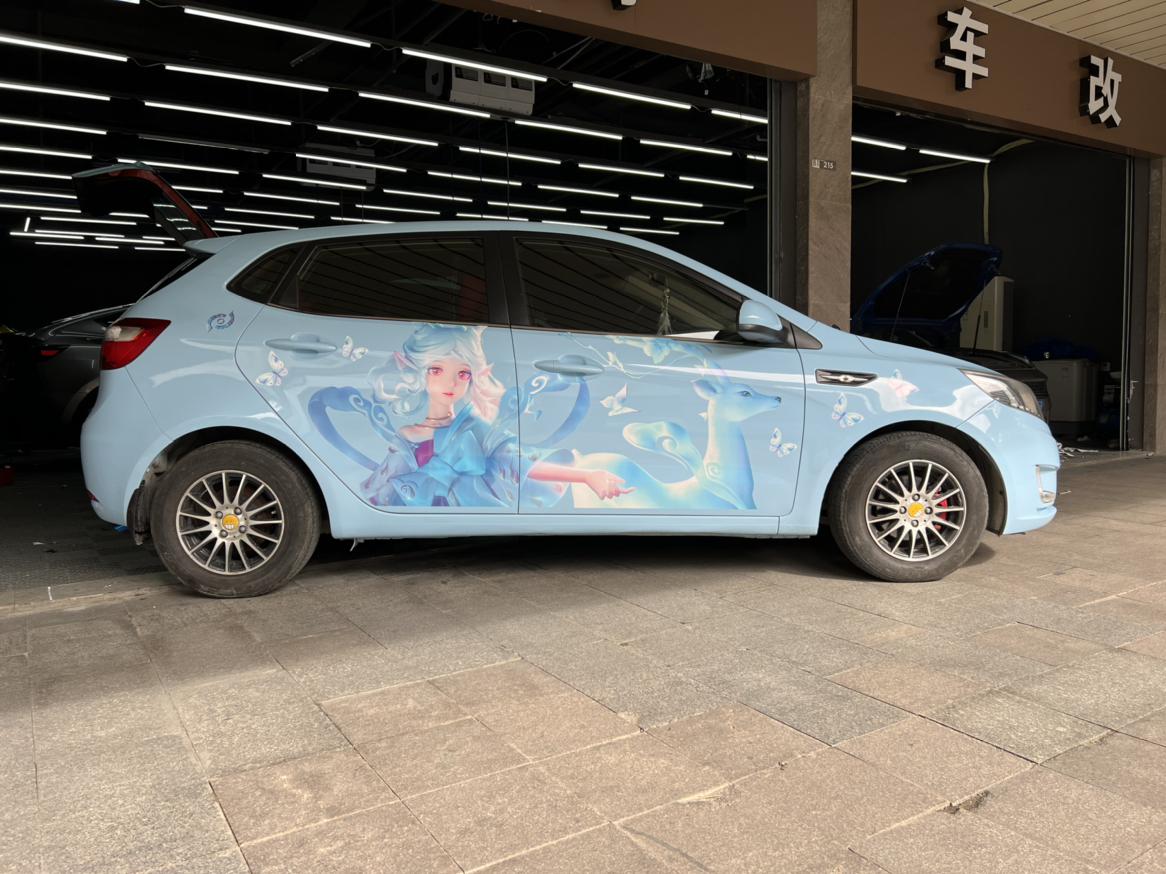 起亚k2两厢车改色拉花