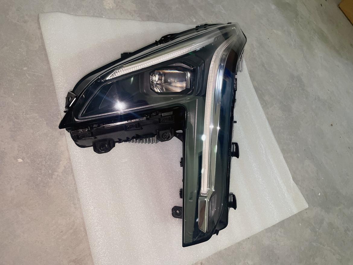 凯迪拉克xt4高配大灯