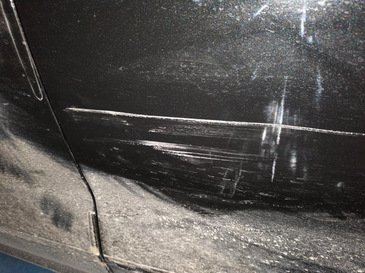 老铁们门板上这块划痕补漆去4s店多少钱啊