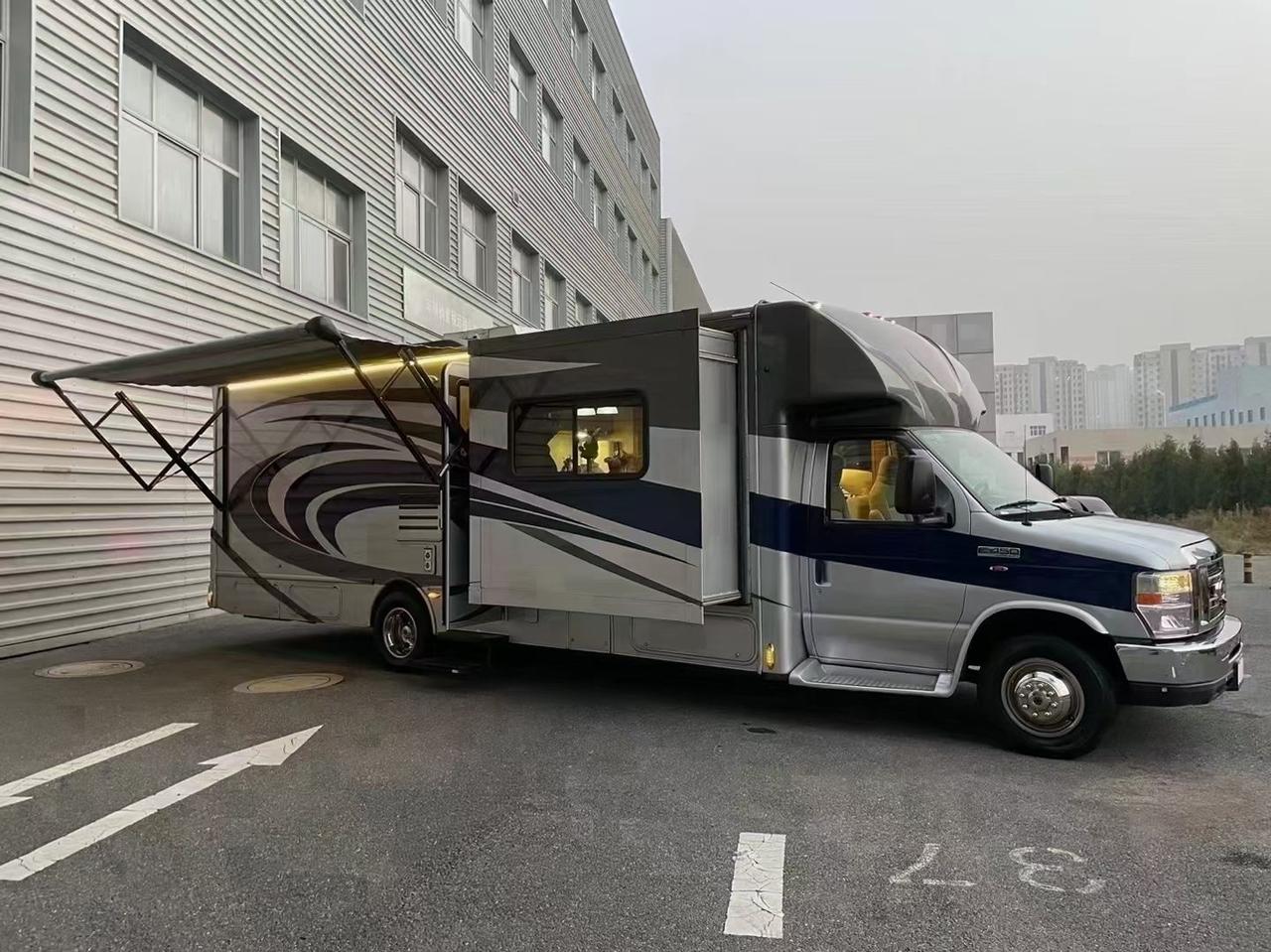 刚到店18年福特e450 原装进口 排量6.8l v10汽油