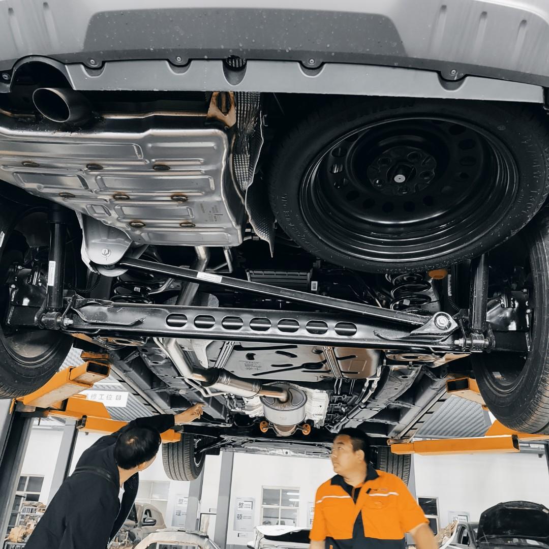 豪越自带了底盘装甲