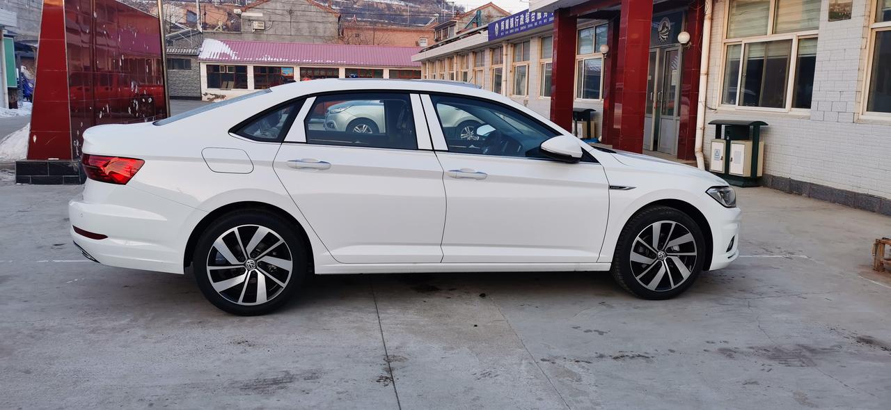 21款速腾卓越白色