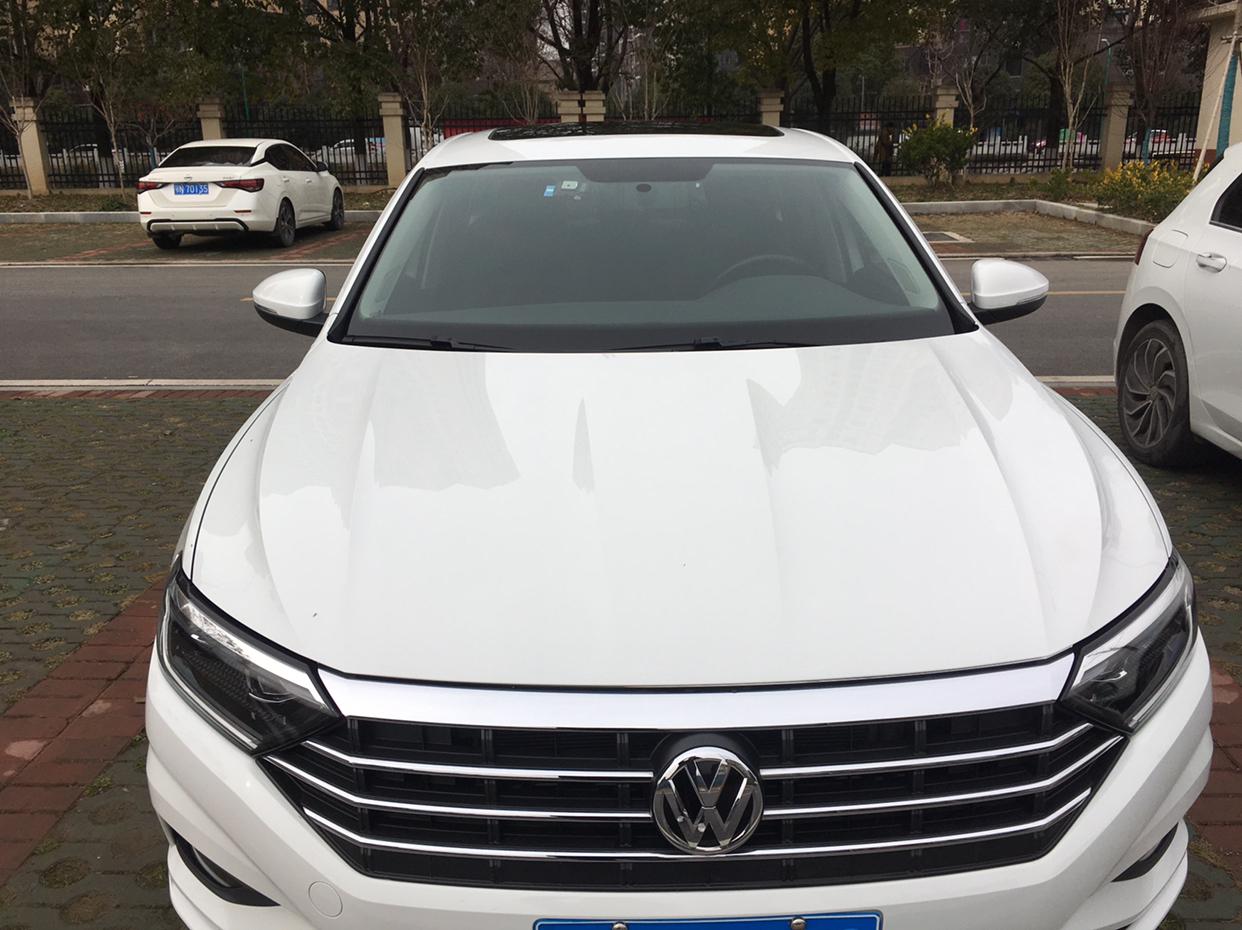 21款速腾极地白洗车后