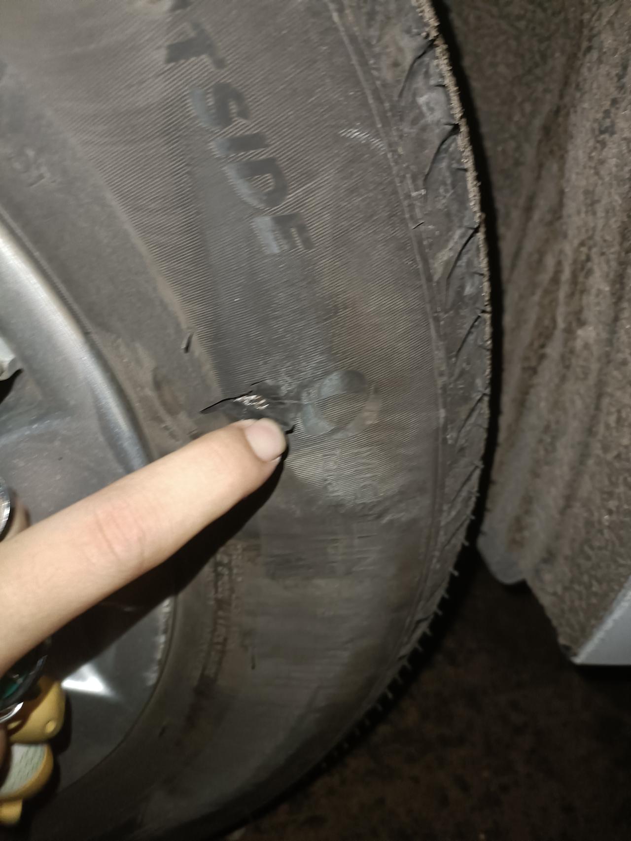 轮胎侧边出现裂痕