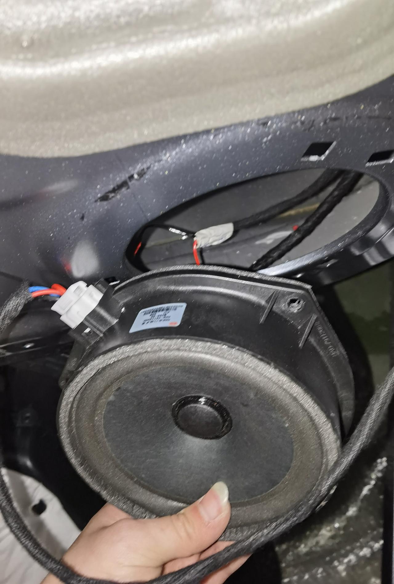 兄弟们,120尊贵后门喇叭自己加装成功,经历3小时,过程有点