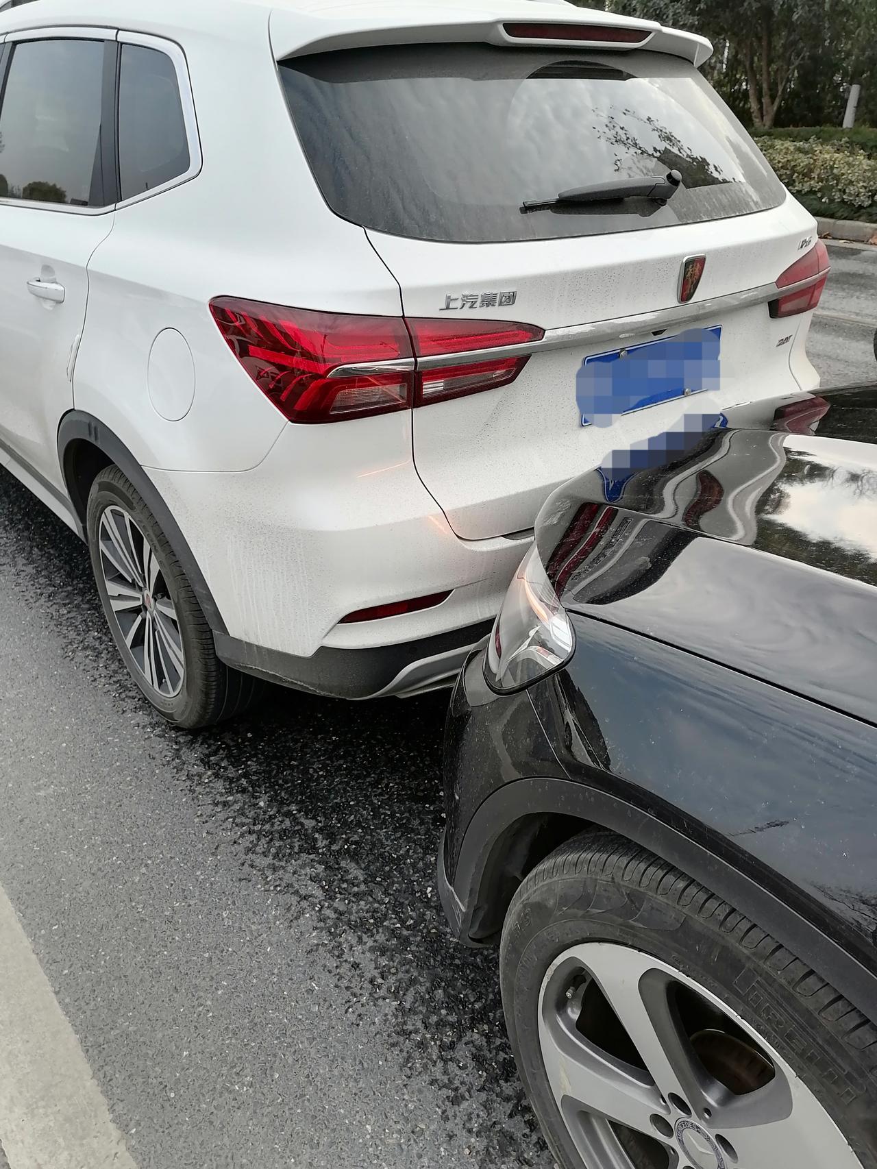 奔驰追尾荣威rx5