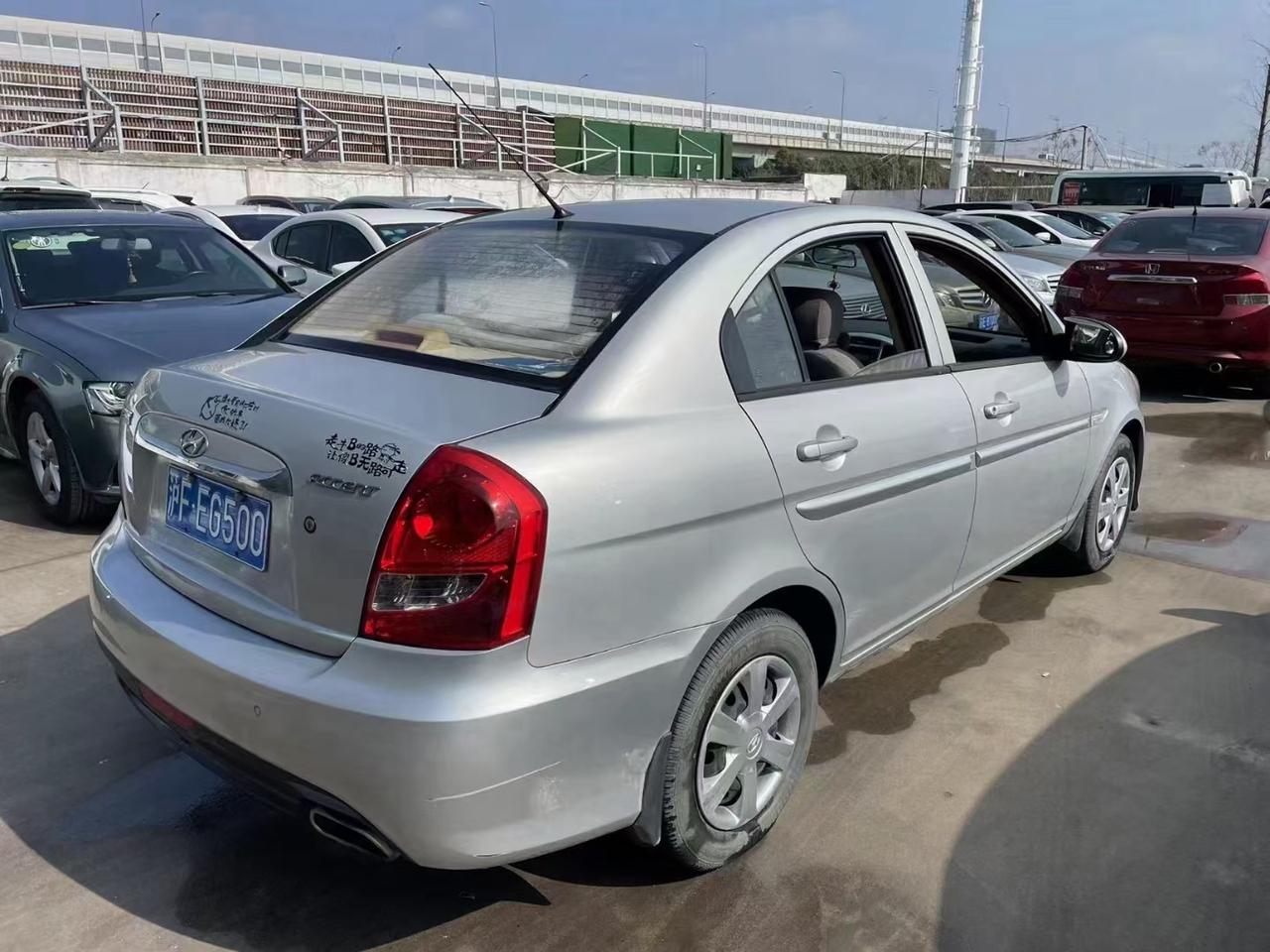 11年现代雅绅特16l手动挡车况原版