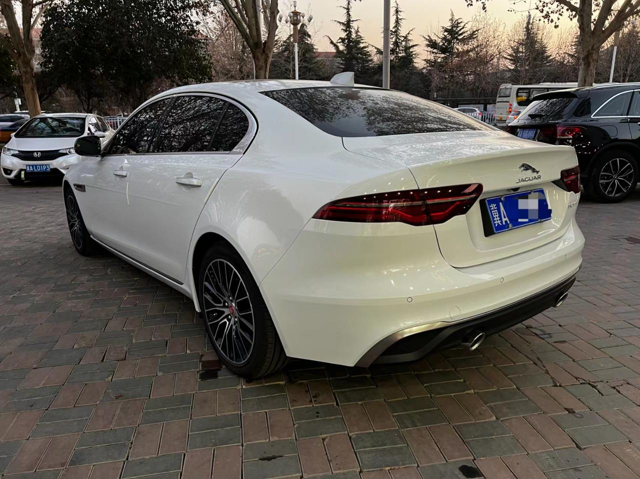 撕了4儿子赠送的太阳膜,重贴_捷豹xel车友圈_懂车帝