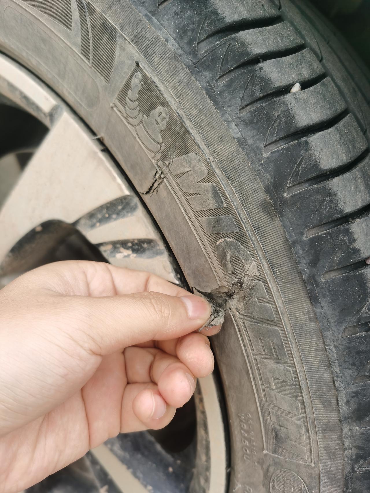 刮坏了一个轮胎,换什么轮胎好_名爵6车友圈_懂车帝