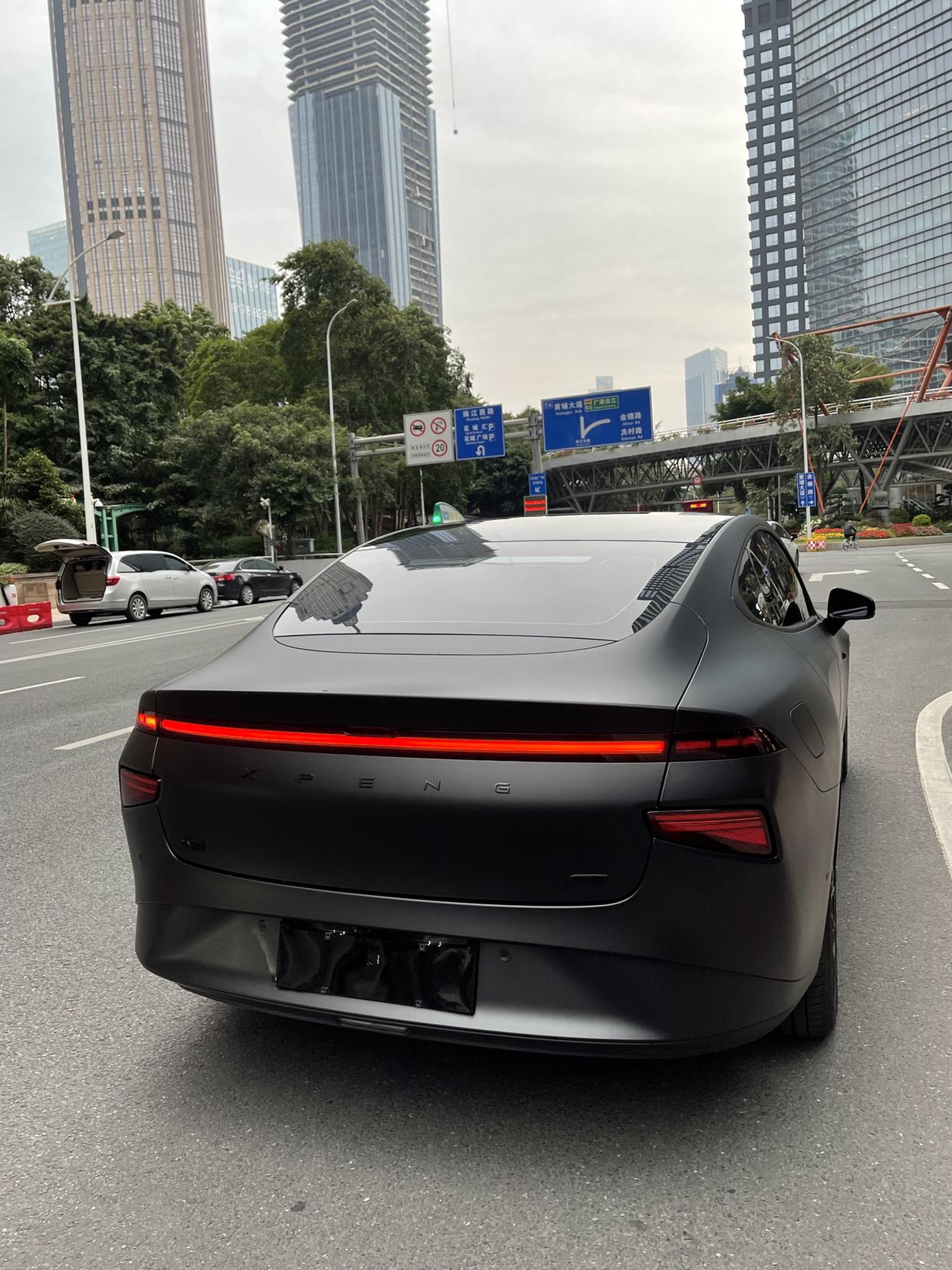 小鹏p7小姐姐黑化黑武士