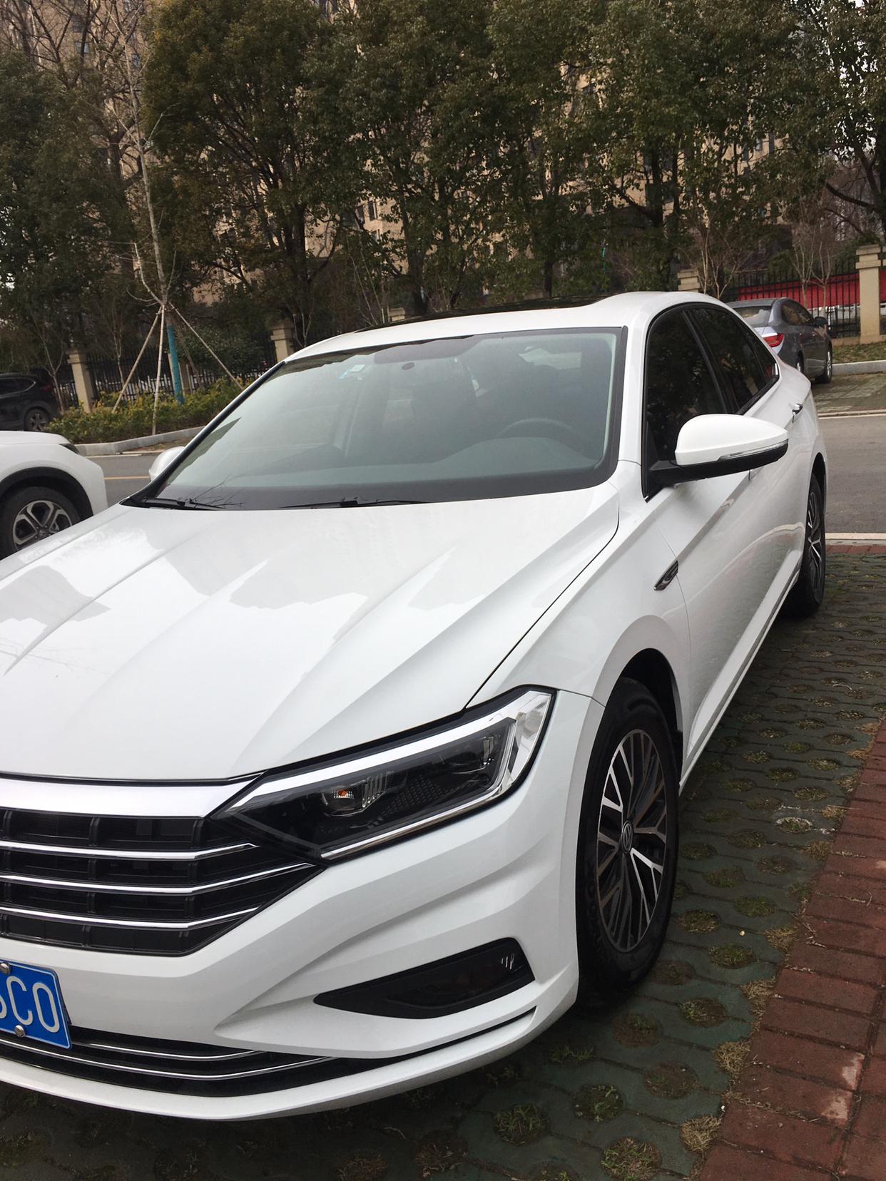 21款速腾极地白洗车后