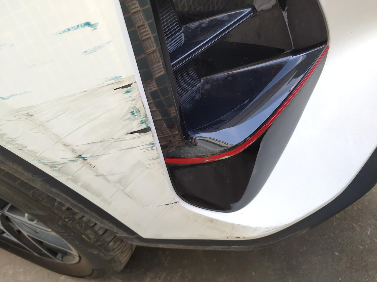 十字路口左转弯被右侧超车的货车刮蹭了