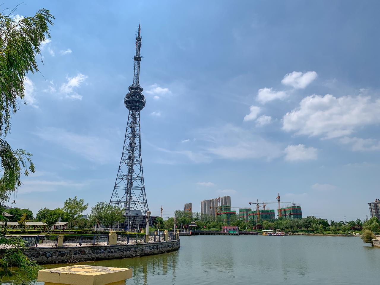 夏日的翠岛湖公园翠岛湖风景区位于阳信县新城区,幸福河东岸