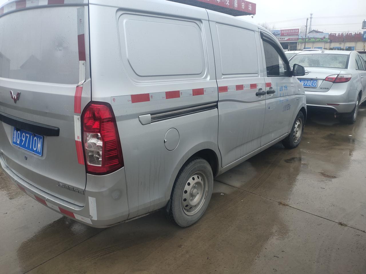 五菱荣光v封闭式