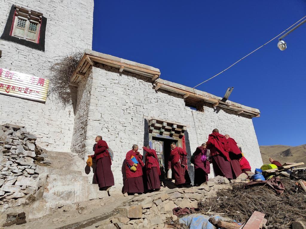 带着大狗去西藏察雅探寻昌都最大的尼姑寺-觉克寺以及具有130