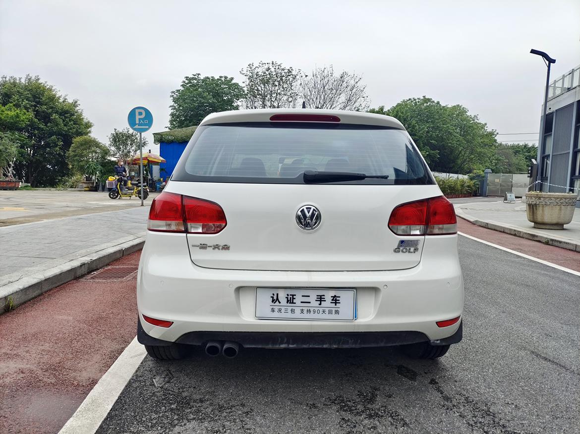 大众高尔夫白色