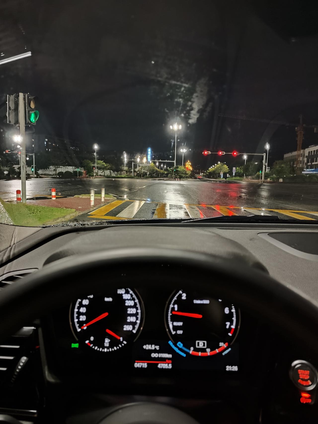 雨天夜晚车窗外