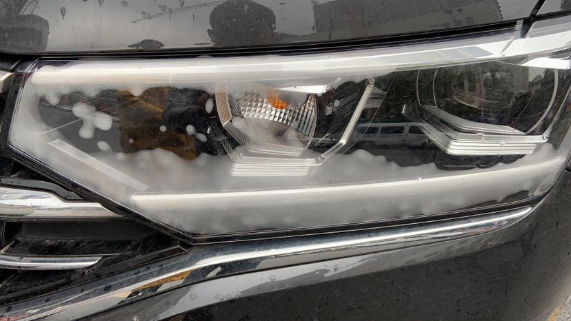 大众探岳前大灯起雾