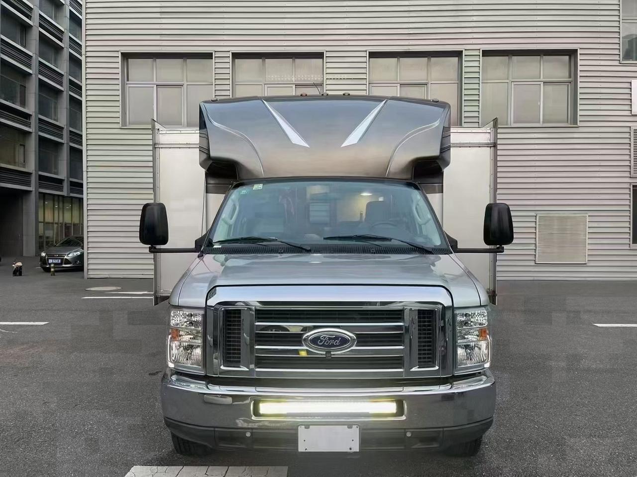 刚到店18年福特e450 原装进口 排量6.8l v10汽油