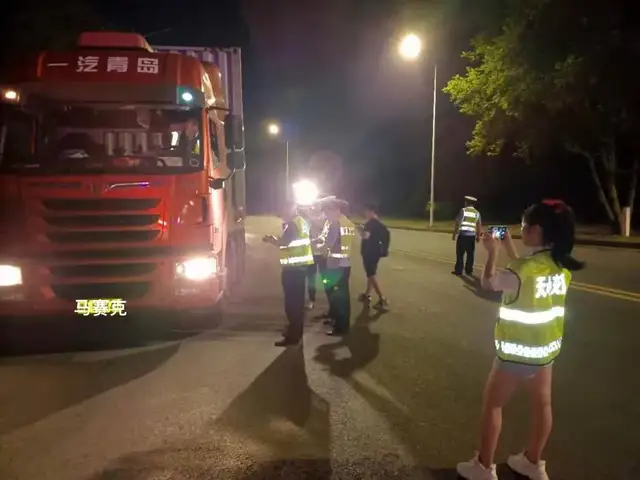 长沙湘潭两地深夜联合执法 共织治超“天网”