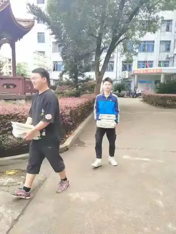 湘潭县二中组织开展“一张纸献爱心”行动