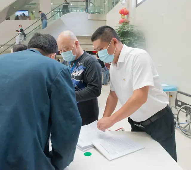 我为群众办实事｜党员先锋助力疫苗接种，暖心服务有温度
