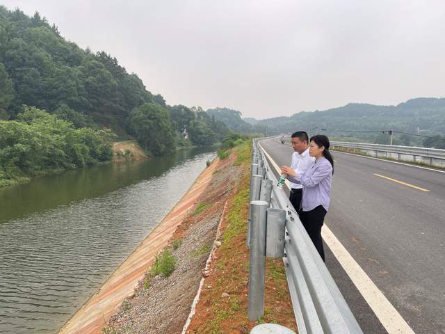 湘潭县委常委、统战部部长陈卫兵到白石镇开展巡河工作