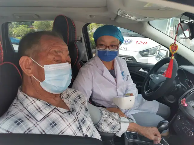 为高龄老人构筑防疫屏障