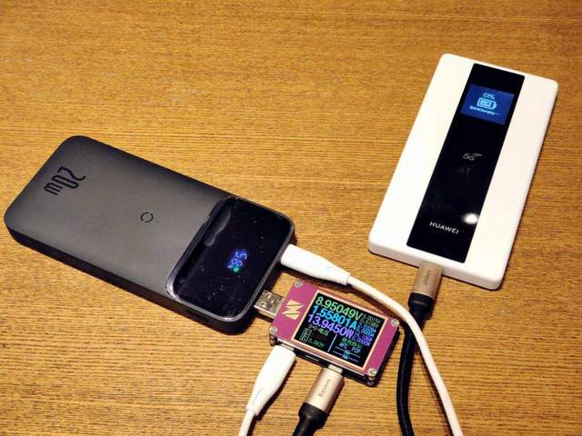 倍思磁吸无线快充移动电源：自带MagSafe，一个同时充仨