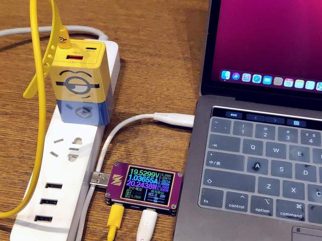氘锋65W三口GaN充电器（小黄人版）超萌颜值，iPhone 13充电首选