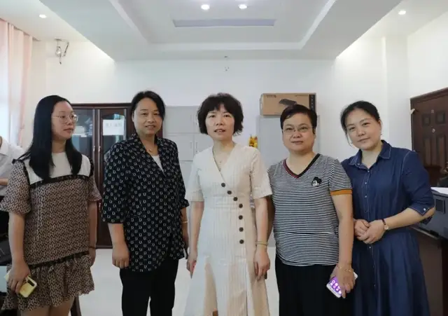 法院用“薪”解民忧 老人致谢送锦旗——湘潭县法院为18名老年农民工讨薪