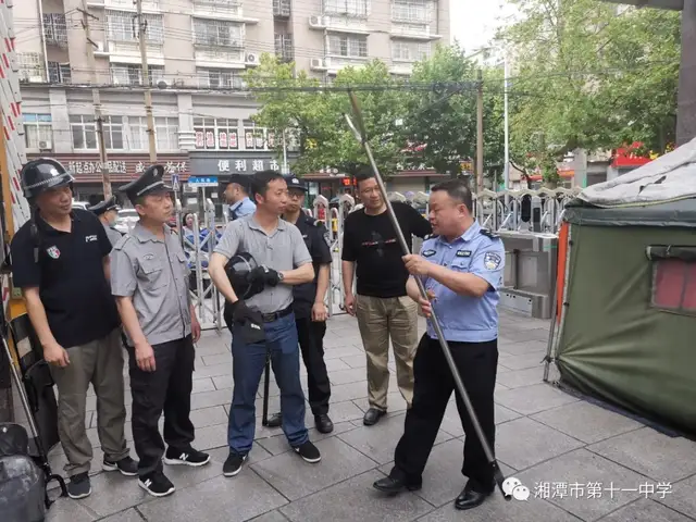 湘潭市十一中举行防恐处突培训演练