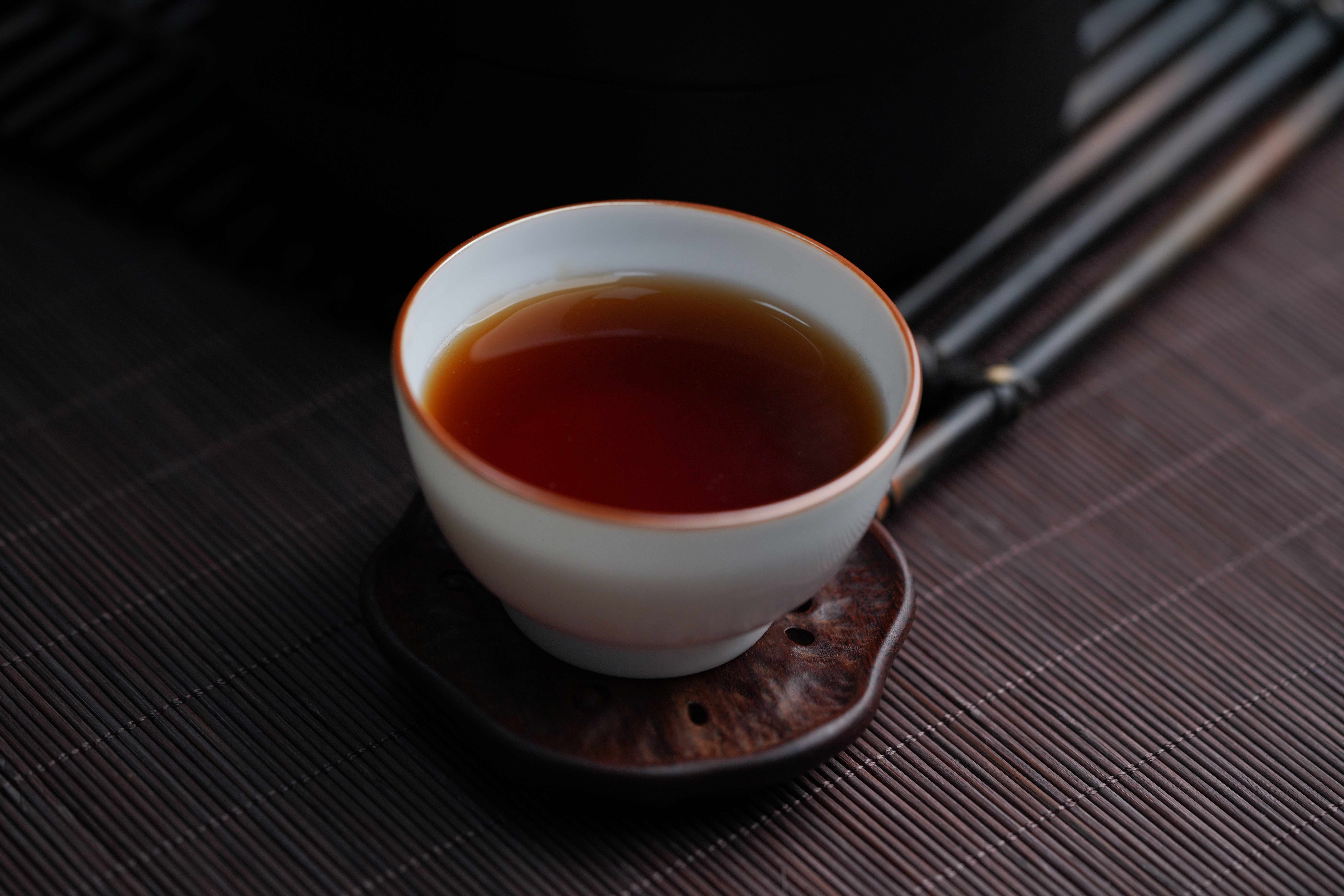 小喜年：为什么熟普的茶汤表面会飘着一层油油的物质？