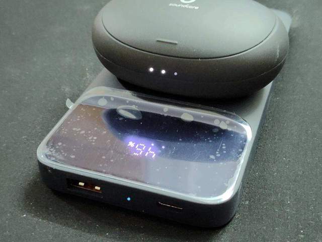 倍思磁吸无线快充移动电源：自带MagSafe，一个同时充仨