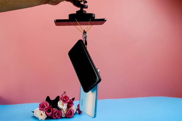 亿色车载无线充电器支架：吸附力强，充电迅速iPhone11pm也能用