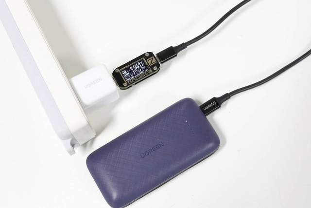 20W双向快充，iPhone绝佳搭档：绿联双带线快充充电宝评测