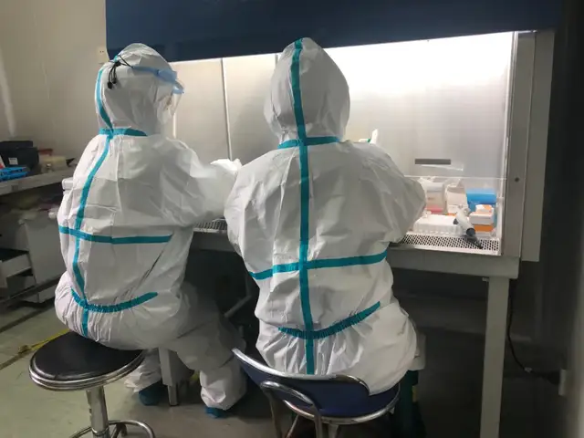 人医检验人，一群行走在刀尖上的防疫尖兵