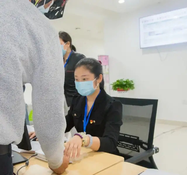 我为群众办实事｜党员先锋助力疫苗接种，暖心服务有温度